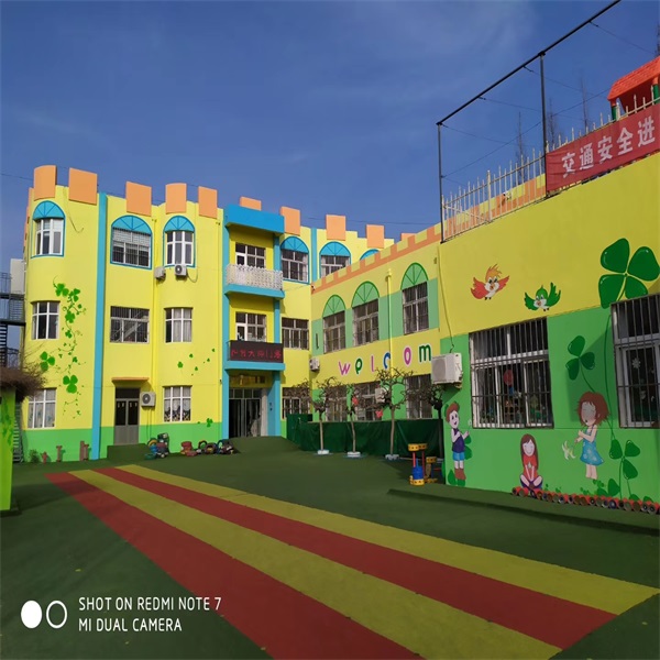 幼儿园室外墙绘要根据整个幼儿园的风格,玩具设备来进行确定,并且幼儿